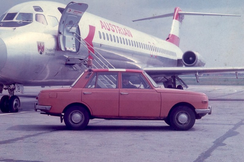 aua_dc9_frontal_cr.jpg