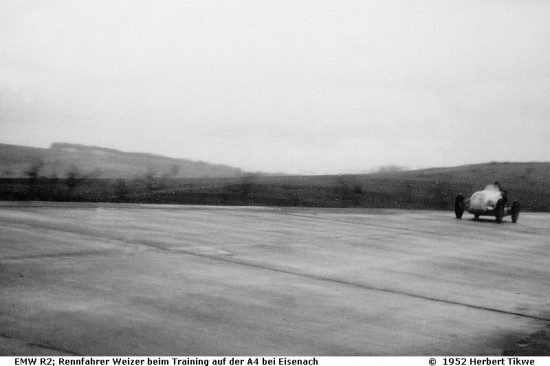 EMW-R2_Weizer-beim-Training_1952_Archiv-Tikwe_A4-bei-Eisenach_01_W.jpg