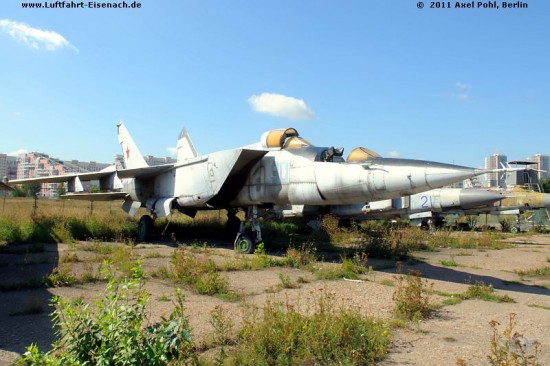 90-Blau_MiG-25-PU_WuAF_Khodynskoe Pole2011_Axel-Pohl_03_W.jpg